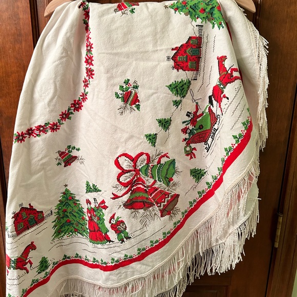VTG Cotton Round Christmas tablecloth with fringe. No stains or tears. - Picture 3 of 9